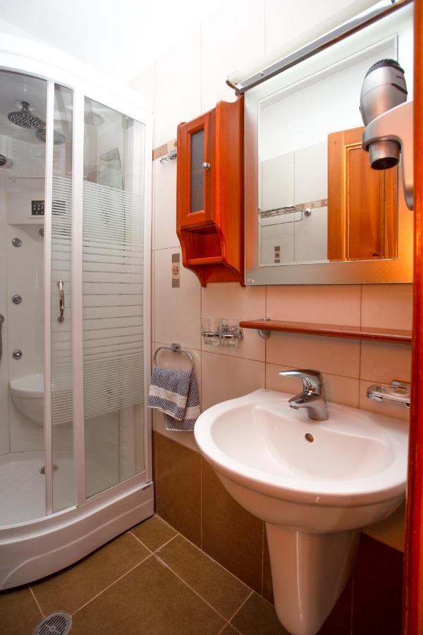 מצובון Hotel Adonis מראה חיצוני תמונה