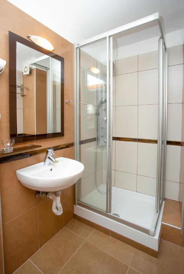 מצובון Hotel Adonis מראה חיצוני תמונה