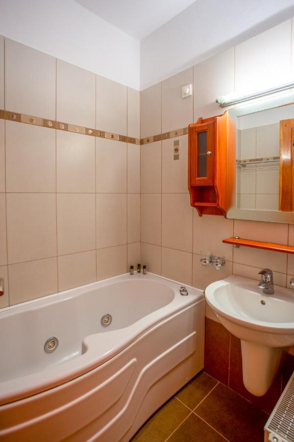 מצובון Hotel Adonis מראה חיצוני תמונה
