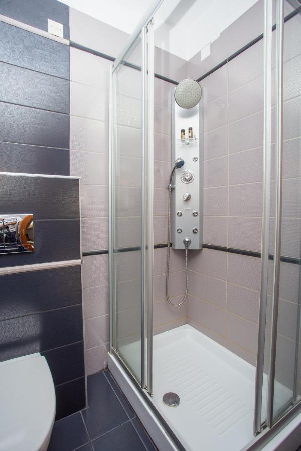 מצובון Hotel Adonis מראה חיצוני תמונה