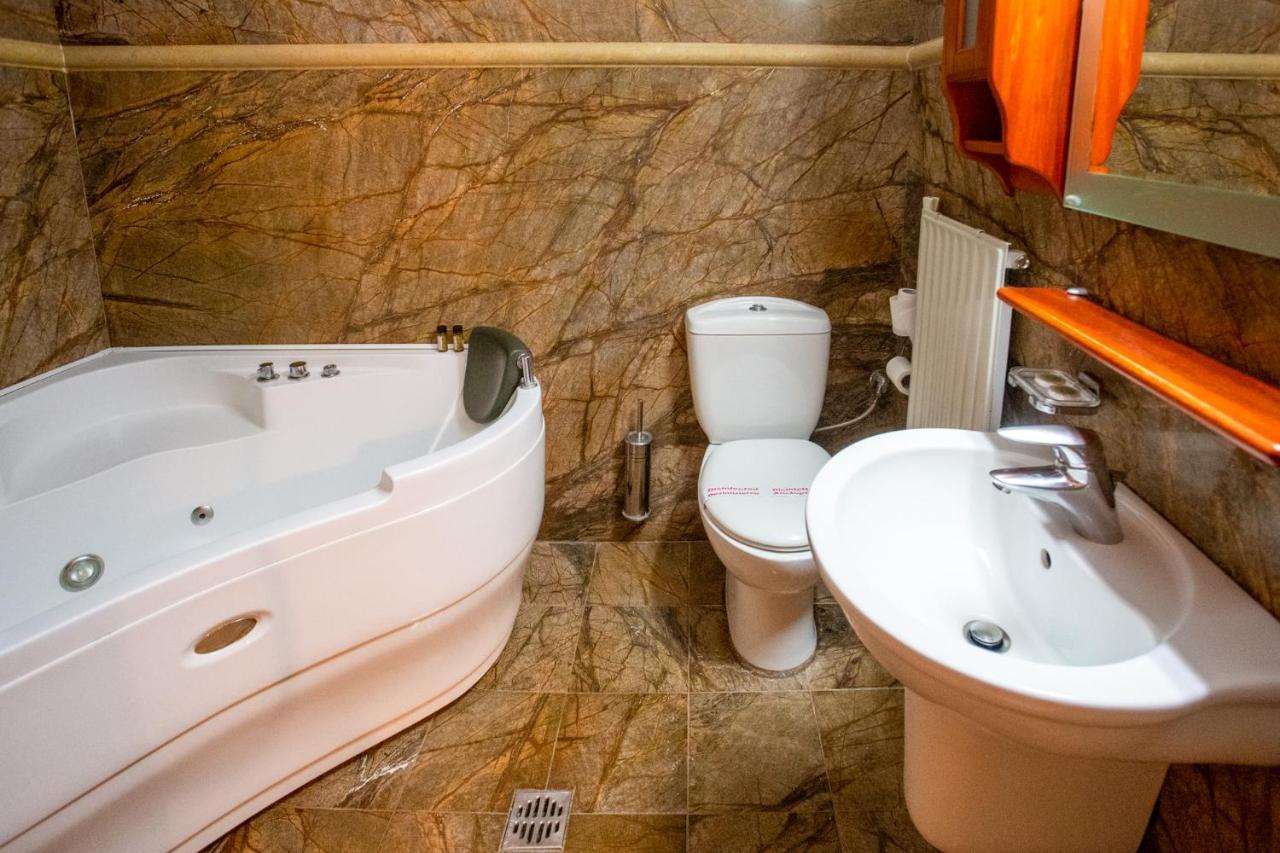 מצובון Hotel Adonis מראה חיצוני תמונה