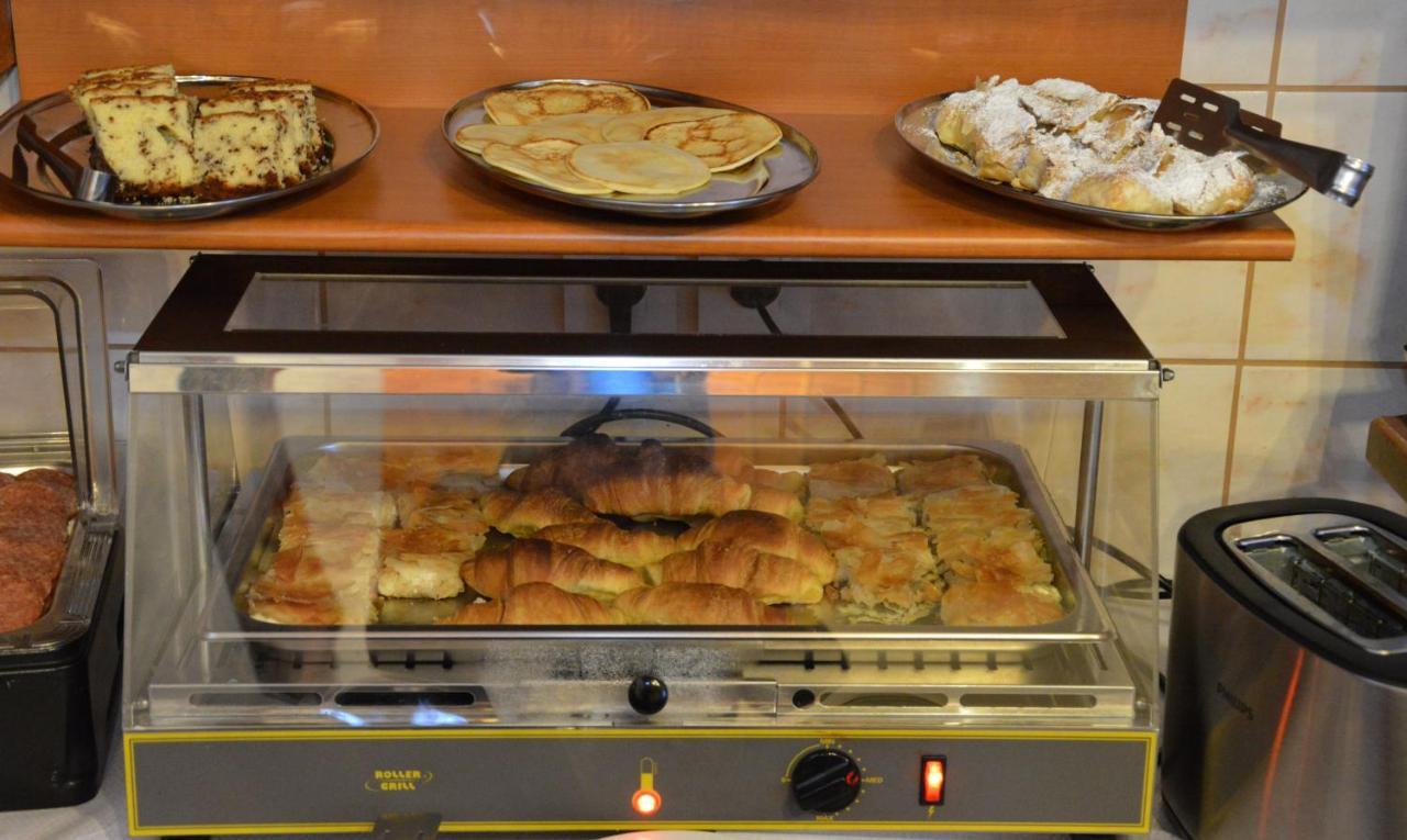 מצובון Hotel Adonis מראה חיצוני תמונה